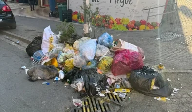 Kartal’da Grev Nedeniyle Çöpler Sokaklarda Birikti